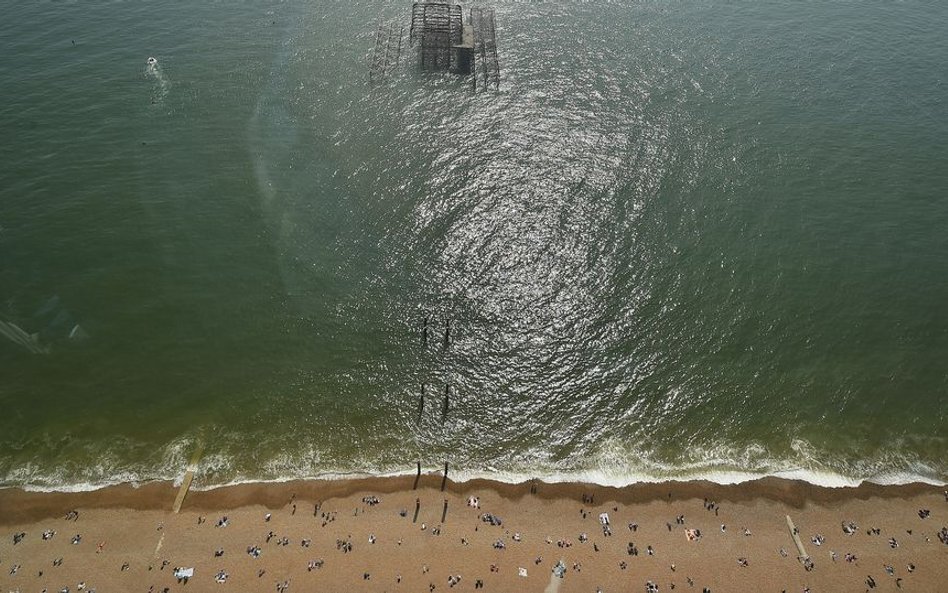 W Brighton na południu Wielkiej Brytanii już pojawili się plażowicze