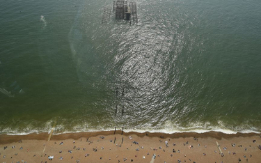 W Brighton na południu Wielkiej Brytanii już pojawili się plażowicze