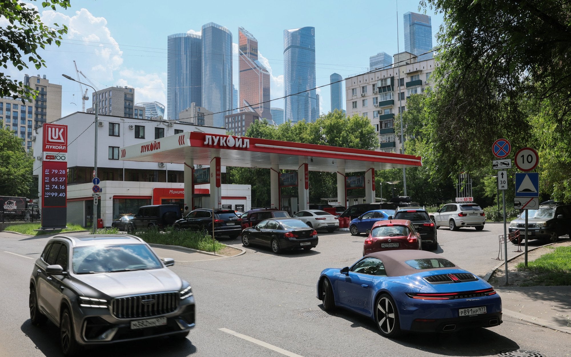 Paliwowy armagedon w Rosji. Kombajny wjeżdżają na stacje. Putin boi się buntu wsi