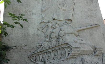 Płaskorzeźba z czerwonoarmistami i sztandarem ZSRR nadal jest na cmentarzu.