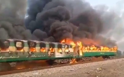 Tragedia w Pakistanie: Ludzie wyskakiwali z płonącego pociągu