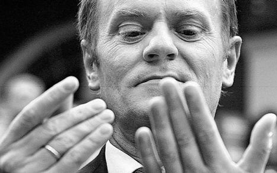 Donald Tusk ucieka od decyzji, jakiej chce koalicji. Taka taktyka pomaga SLD bardziej niż jakiekolwi