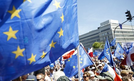 Lata sporów z Brukselą zrobiły swoje. Już tylko połowa Polaków ufa UE