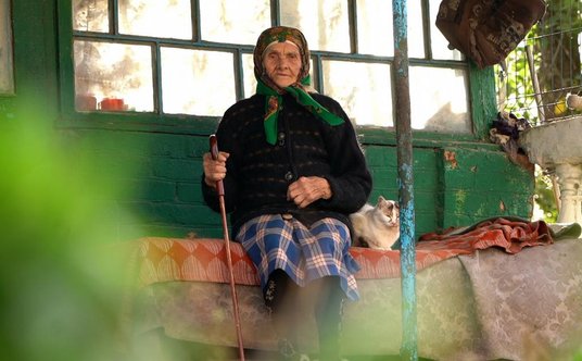 Hanna Domańska przed swoim domem