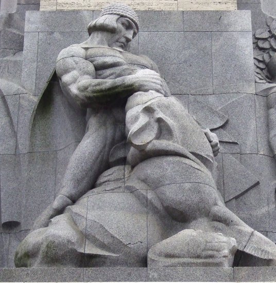 Lāčplēsis (Pogromca Niedźwiedzi), najważniejszy bohater w uniwersum mitów łotewskich. Pomnik Wolnośc