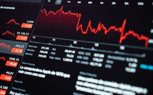 Dane o kryzysie finansowym z powodu koronawirusa. Fot. wirestock/Freepik