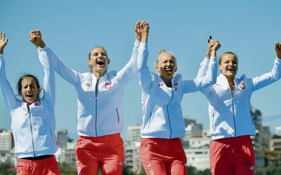 Polskie wioślarki na podium w Rio. Od lewej: Maria Springwald, Joanna Leszczyńska, Agnieszka Kobus i