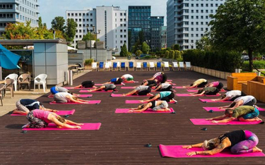 Letnie lekcje jogi są organizowane na placu między budynkami Empark Mokotów Business Park w Warszawi