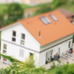 Sprzedając nieruchomość, trzeba ujawnić kupującemu wszelkie ograniczenia, np. że przez działkę przeb