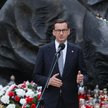 Premier Mateusz Morawiecki przed pomnikiem „Polegli - Niepokonani” na Cmentarzu Powstańców Warszawy 
