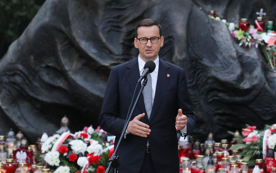 Premier Mateusz Morawiecki przed pomnikiem „Polegli - Niepokonani” na Cmentarzu Powstańców Warszawy 