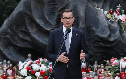 Premier Mateusz Morawiecki przed pomnikiem „Polegli - Niepokonani” na Cmentarzu Powstańców Warszawy 