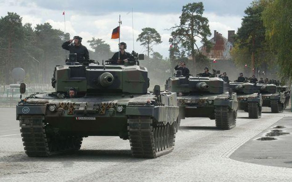 Parada leopardów podarowanych przez Bundeswehrę, 2002 rok