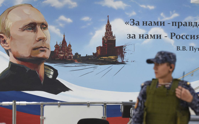 Banner w lokalu wyborczym podczas wyborów samorządowych zorganizowanych przez uznane przez Rosję wła