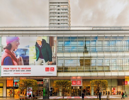 Warszawski sklep Uniqlo mieści się w „słynnych” niegdyś Domach Towarowych. Dzisiaj swoje flagowe skl