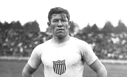 Jim Thorpe, czyli Wa-Tho-Huk („Jasna Droga”), pochodził z plemienia Sac and Fox i zdobył w 1912 roku