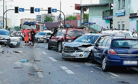 W zbiorowej kraksie może się zdarzyć, że przód auta naprawiamy ze swojego autocasco, a tył z OC inne