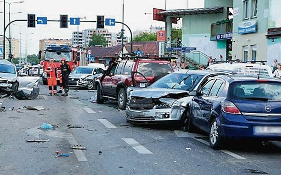 W zbiorowej kraksie może się zdarzyć, że przód auta naprawiamy ze swojego autocasco, a tył z OC inne