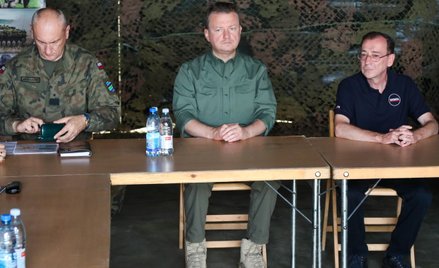 Dowódca zgrupowania zadaniowego w operacji Rengaw płk Arkadiusz Mikołajczyk, minister obrony narodow