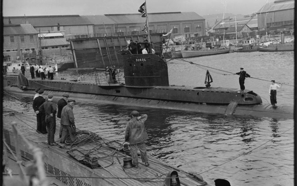 Devonport, basen nr 5, 1 kwietnia 1944 roku. Powracający z Malty ORP „Sokół” podchodzi do burty ORP 