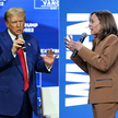 Kandydat republikanów Donald Trump uzyskał w październiku lekką przewagę w sondażach ogólnokrajowych