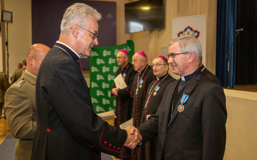 Wręczenie medali „Milito Pro Christo” przez biskupa polowego Wiesława Lechowicza w czasie zjazdu był