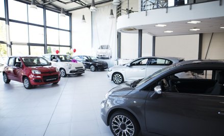 Stellantis rozwiązuje umowy z dealerami