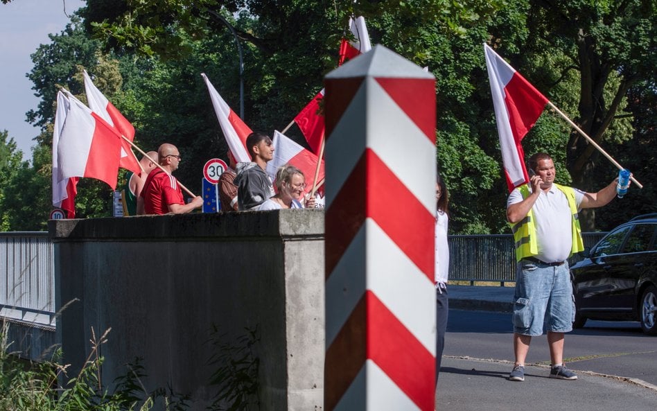 Pikieta pod egidą Ruchu Obrony Granic przy polsko-niemieckim moście granicznym nad Nysą Łużycką w ok