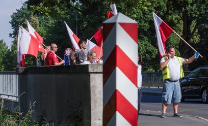 Pikieta pod egidą Ruchu Obrony Granic przy polsko-niemieckim moście granicznym nad Nysą Łużycką w ok