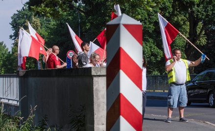 Pikieta pod egidą Ruchu Obrony Granic przy polsko-niemieckim moście granicznym nad Nysą Łużycką w ok
