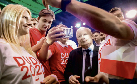 Jarosław Kaczyński wsparł kampanię prezydenta, występując tuż przed I turą na Forum Młodych PiS w Lu