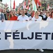 Péter Magyar (w środku) wraz z działaczami i zwolennikami opozycji politycznej biorą udział w marszu