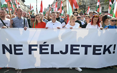 Péter Magyar (w środku) wraz z działaczami i zwolennikami opozycji politycznej biorą udział w marszu