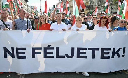 Péter Magyar (w środku) wraz z działaczami i zwolennikami opozycji politycznej biorą udział w marszu