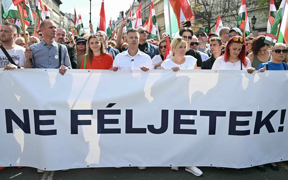 Péter Magyar (w środku) wraz z działaczami i zwolennikami opozycji politycznej biorą udział w marszu