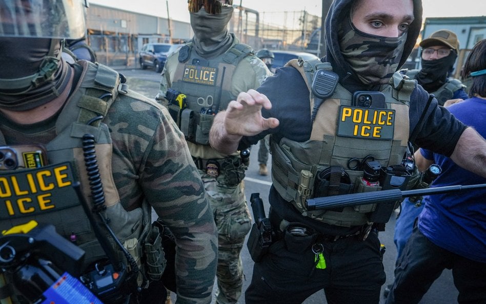 Agenci amerykańskiej agencji ICE (Immigration and Customs Enforcement)