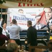 Uczestnicy wiecu wyborczego Rafała Trzaskowskiego przesłaniają plakat Karola Nawrockiego, Kościerzyn