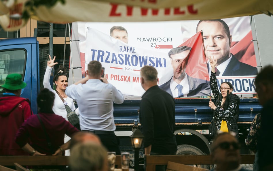 Uczestnicy wiecu wyborczego Rafała Trzaskowskiego przesłaniają plakat Karola Nawrockiego, Kościerzyn