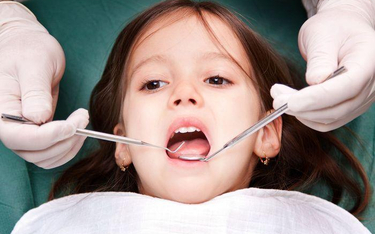 W szkołach będą gabinety dentystyczne i dentobusy