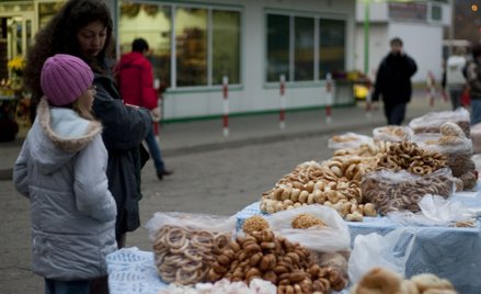 Biznes przed cmentarzem. Miecze świetlne zamiast zniczy