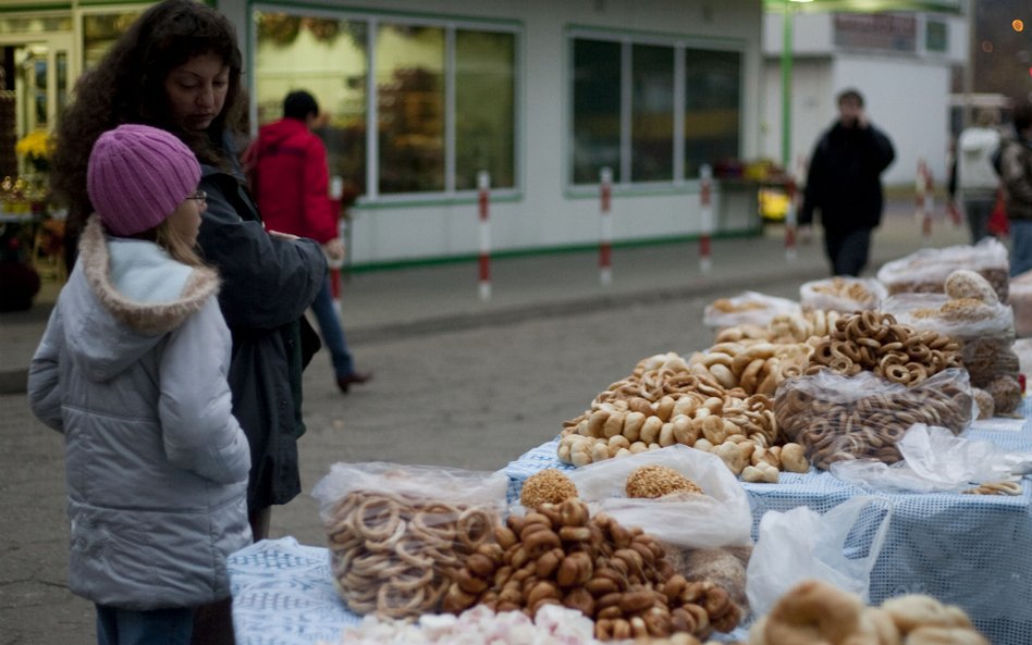 Biznes przed cmentarzem. Miecze świetlne zamiast zniczy