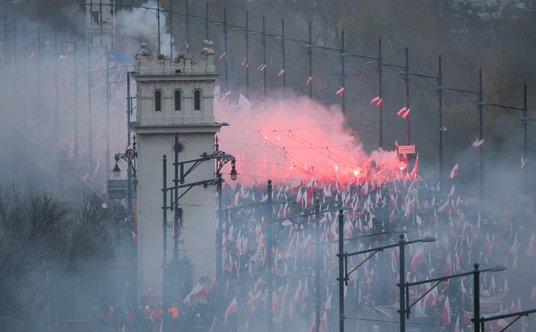 Uczestnicy Marszu Niepodległości na Moście Poniatowskiego w Warszawie