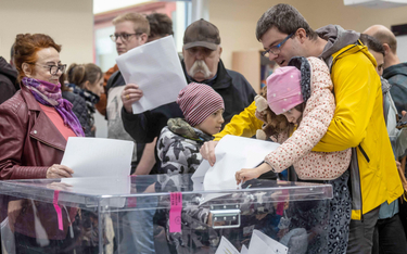 Polacy tłumnie wzięli udział w głosowaniu. Nawet kilka godzin w kolejce do urny