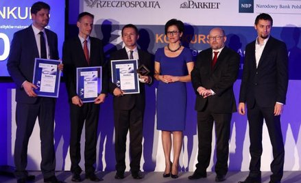 Laureaci konkursu – Ignacy Morawski, Tomasz Kaczor, Przemysław Kwiecień – z członkiem zarządu NBP Ma