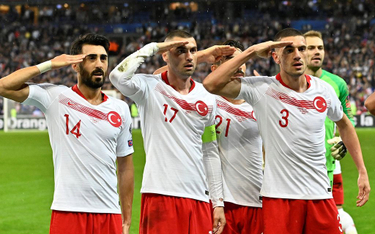Tureccy piłkarze po zdobyciu gola w meczu z Francją w Paryżu