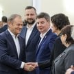 Premier Donald Tusk wita się z Hanną Majszczyk przed posiedzeniem rządu. Majszczyk jest jednym z wic