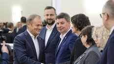 Premier Donald Tusk wita się z Hanną Majszczyk przed posiedzeniem rządu. Majszczyk jest jednym z wic