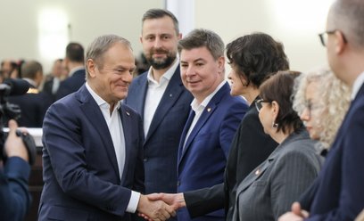 Premier Donald Tusk wita się z Hanną Majszczyk przed posiedzeniem rządu. Majszczyk jest jednym z wic