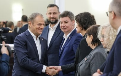 Premier Donald Tusk wita się z Hanną Majszczyk przed posiedzeniem rządu. Majszczyk jest jednym z wic
