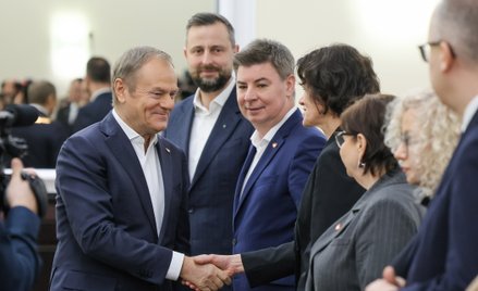 Premier Donald Tusk wita się z Hanną Majszczyk przed posiedzeniem rządu. Majszczyk jest jednym z wic